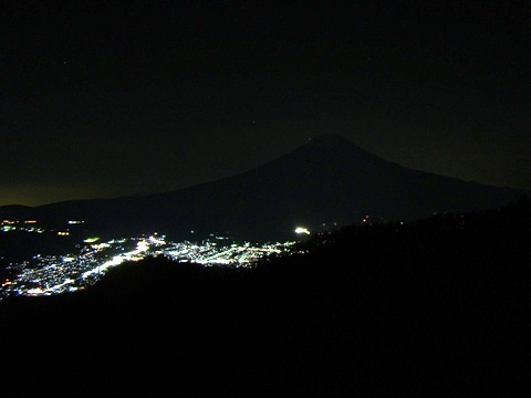 夜更けの富士と吉田の明かり